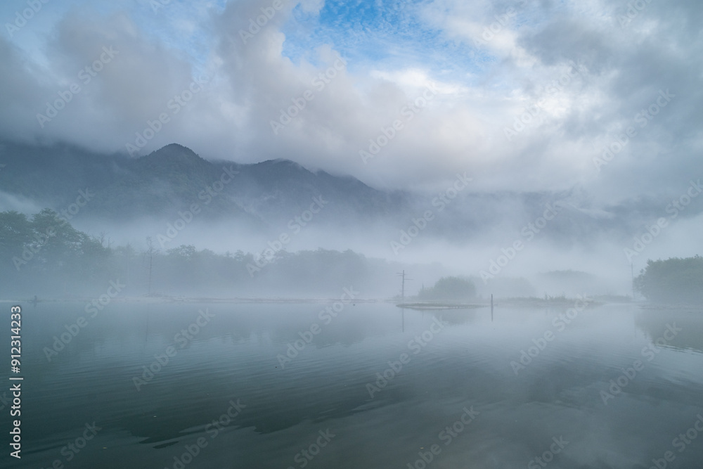 Fototapeta premium 朝もやに包まれた大正池 上高地