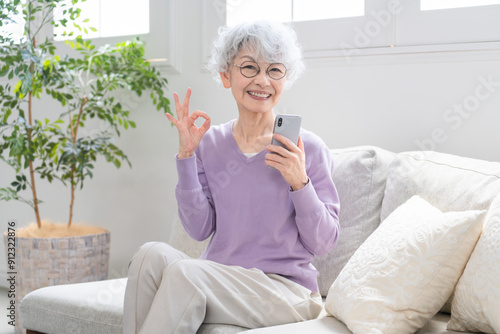 スマートフォンを持っているシニア女性