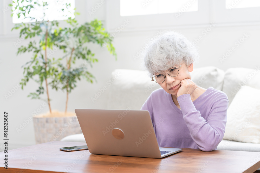 パソコンを操作しているシニア女性
