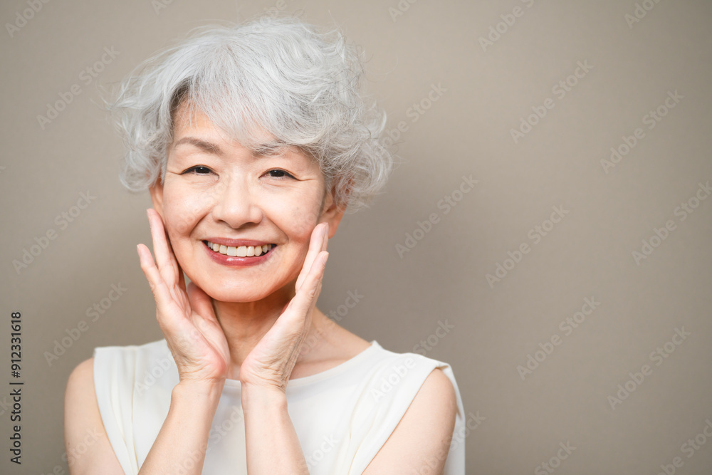 Fototapeta premium ノースリーブを着たシニア女性 ビューティーイメージ