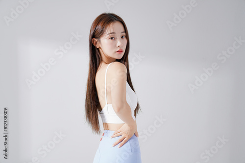 スポーツウェアを着た美しい女性のスタイリッシュなポートレート