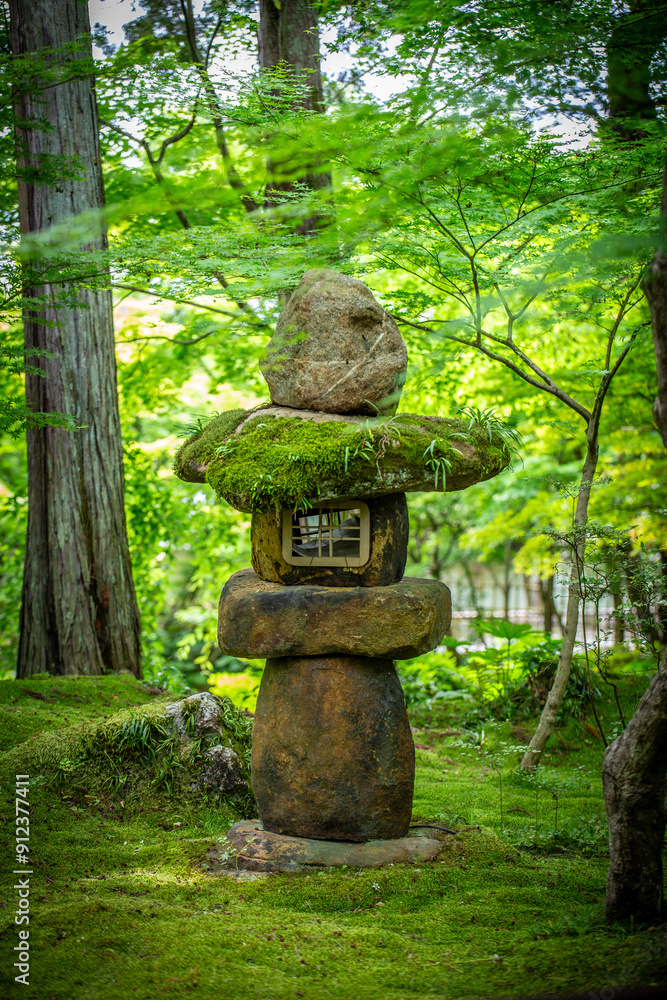 Tour de pierre recouverte de mousse dans un jardin japonais à Kyoto. Tour de pierre recouverte de mousse dans un jardin japonais à Kyoto.