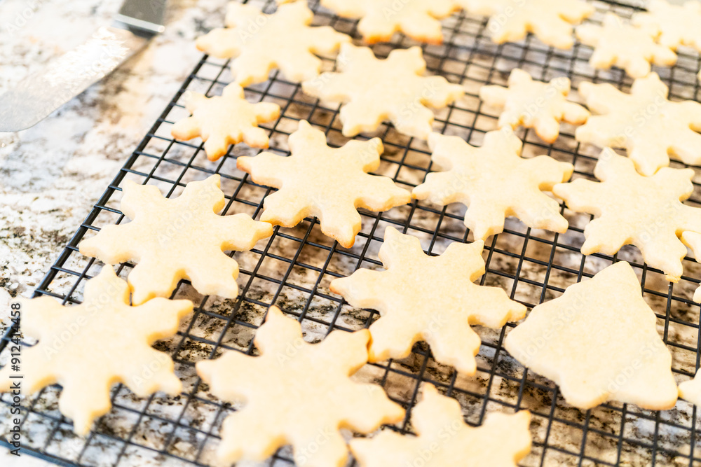 Naklejka premium Cooling Snowflake-Shaped Sugar Cookies on a Rack