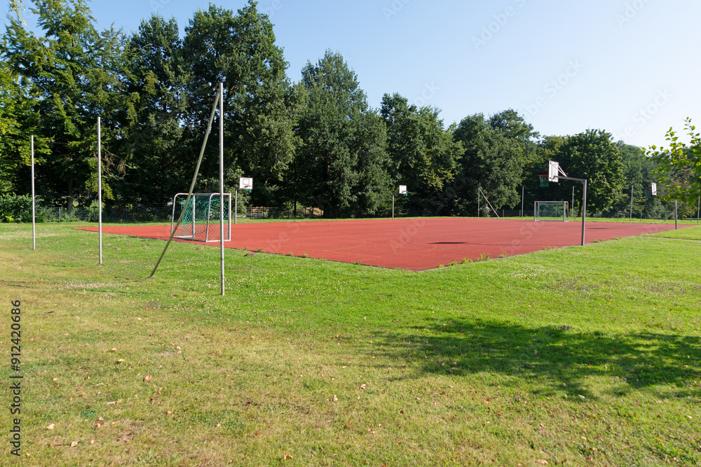 Fototapeta premium Sportplatz hinter der Regenbogenschule, Ahlen Westfalen