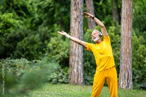 Schilderij op canvas People in retirement exercising outdoors for healthy life.