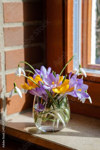 Obraz na płótnie Bouquet of purple crocus in vase. Spring flowers in a vase. w salonie