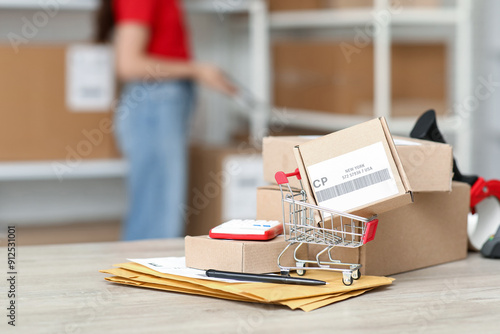 Shopping cart with parcel b...