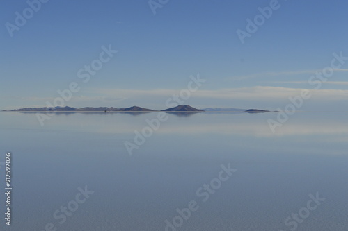 Montanhas no infinito do Salar de Uyuni