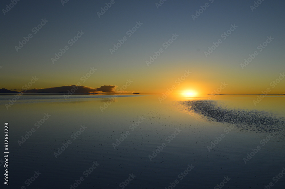 Naklejka premium Rastro na água até o pôr do sol