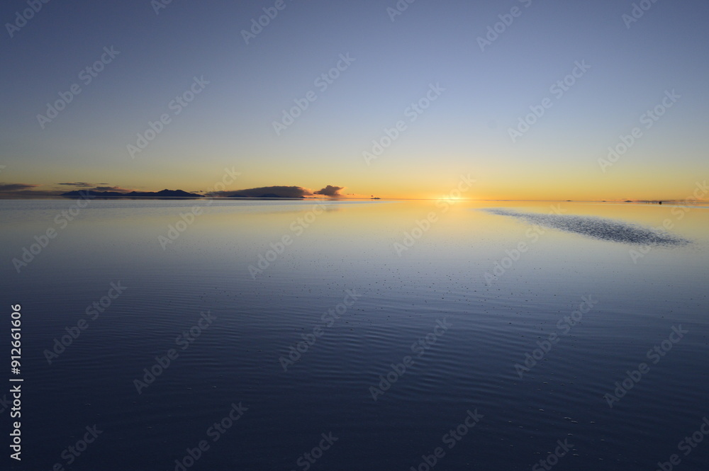 Fototapeta premium Pôr do sol no horizonte com água