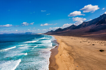 Sierkussen Canarische Eilanden Cofete strand met vulkanische heuvels  © daliu
