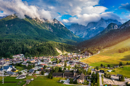 Foto Kranjska Gora town in Slovenia at summer with beautiful nature and mountains in the background