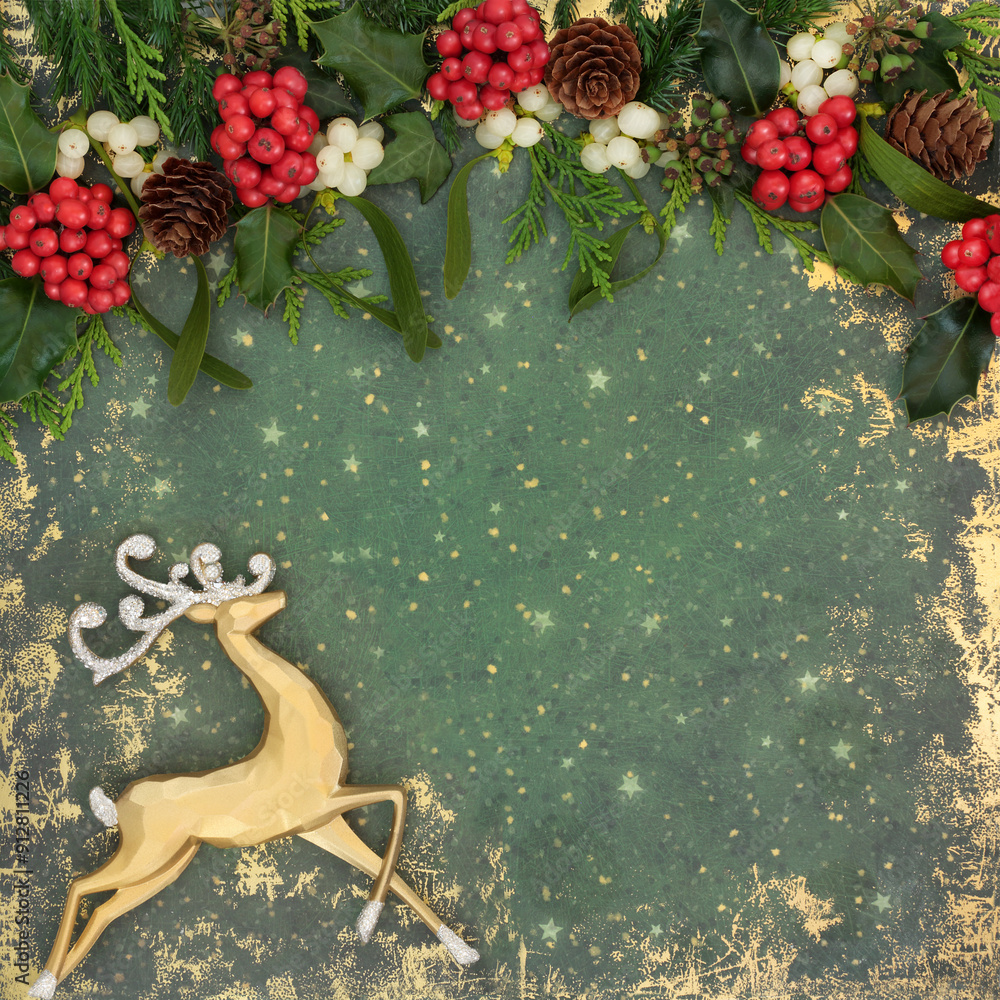 Φωτογραφία Christmas Eve reindeer background with red holly berries, mistletoe, ivy, cedar, juniper fir flora on grunge green gold