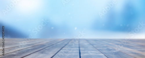 Unscharfer Hintergrund mit Schneeflocken und Holzterasse