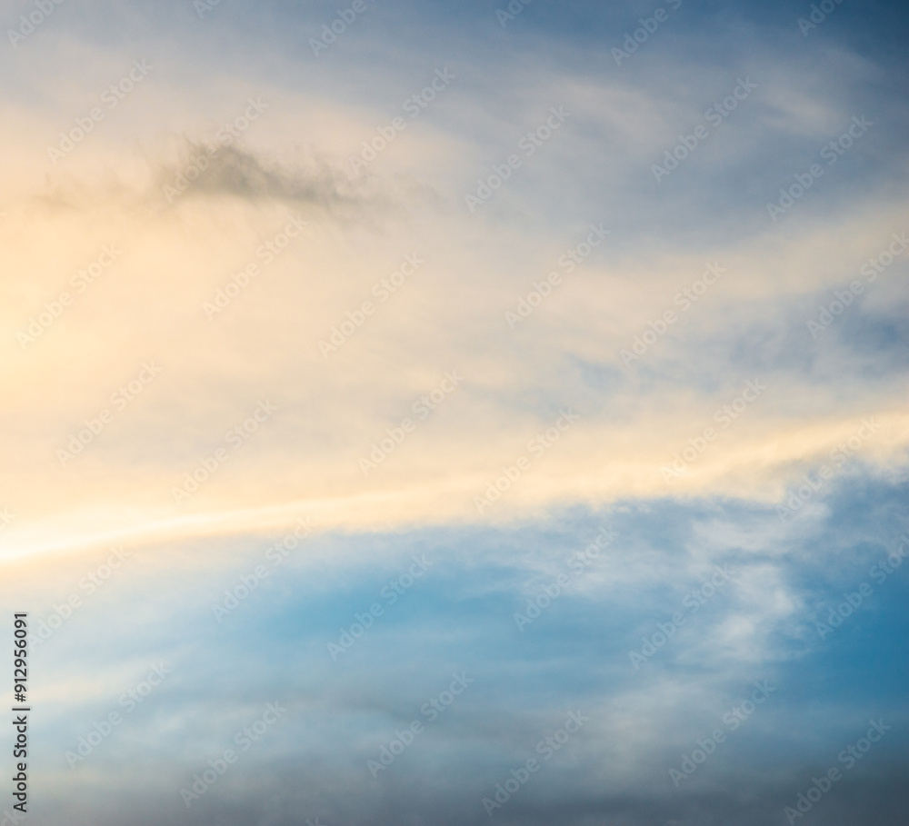 Fototapeta premium foto al amanecer del cielo y las nubes - foto de stock
