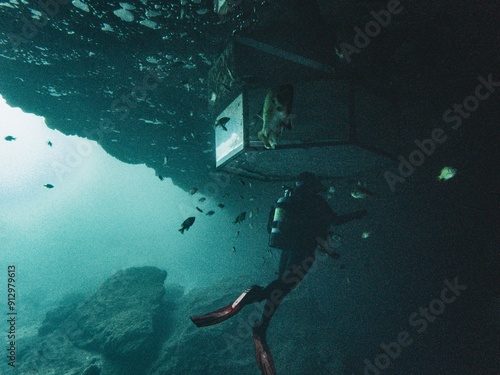 Foto A woman scuba diver enters the airbell in underwater cavern at Blue Grotto, Flor