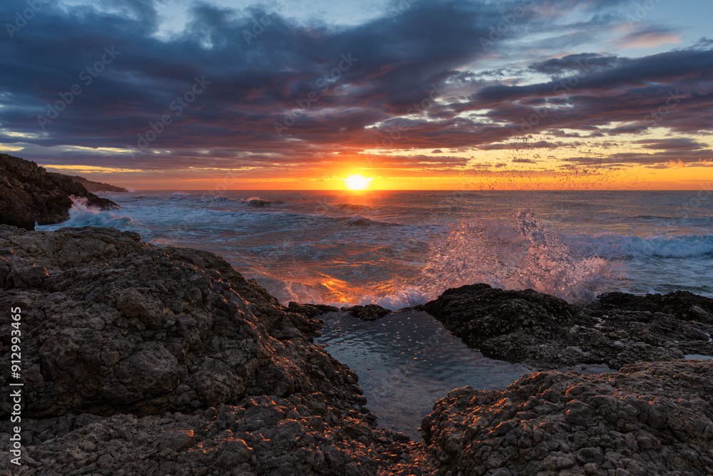 Horizonte en llamas: El baile de las olas y el amanecer Horizonte en llamas: El baile de las olas y el amanecer