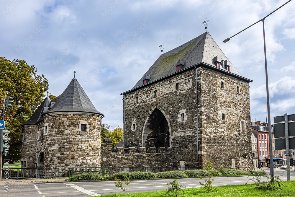 Fototapeta premium The Ponttor (known as Bruckenpforte or Bruckenthor in XVII -XVIII centuries) - one of the two remaining gates of the original medieval wall of Aachen, North Rhine-Westphalia, Germany.