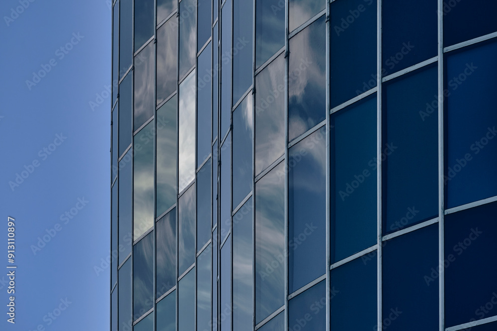Arquitectura moderna y urbana en la ciudad de Barcelona, con fachadas de cristal Arquitectura moderna y urbana en la ciudad de Barcelona, con fachadas de cristal