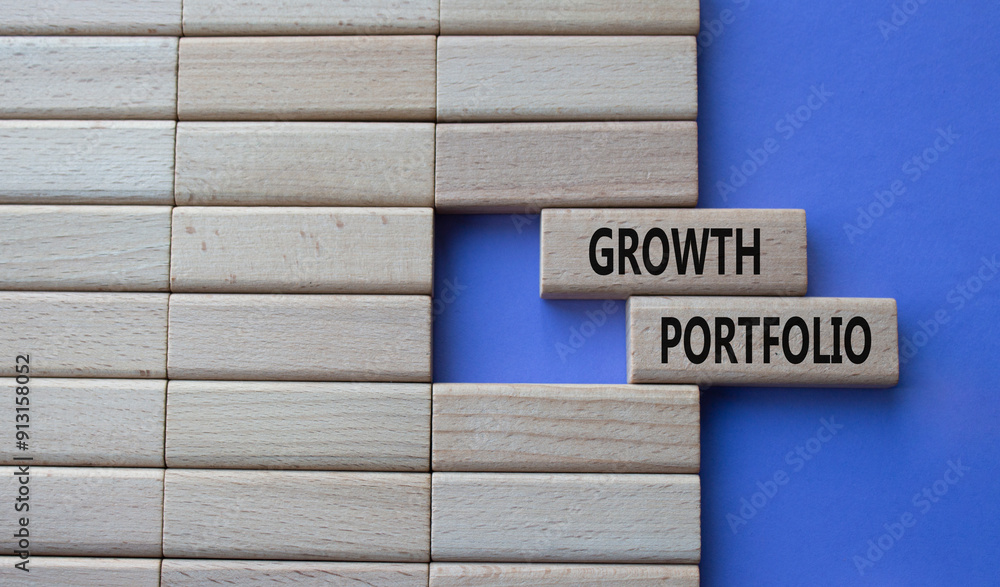 Obraz premium Growth Portfolio symbol. Concept word Growth Portfolio on wooden blocks. Beautiful purple background. Business and Growth Portfolio concept. Copy space