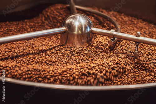 Foto Close-up of freshly roasted coffee beans cooling in industrial coffee roaster, h