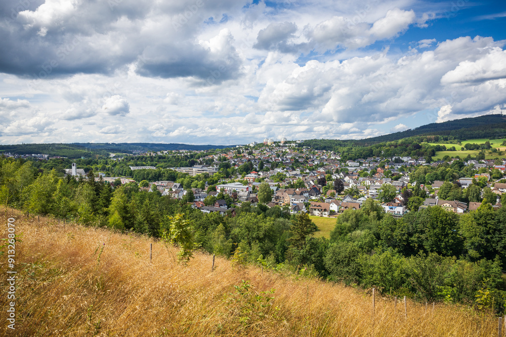 Blick auf eine Stadt in der Provinz mit Landschaft Blick auf eine Stadt in der Provinz mit Landschaft