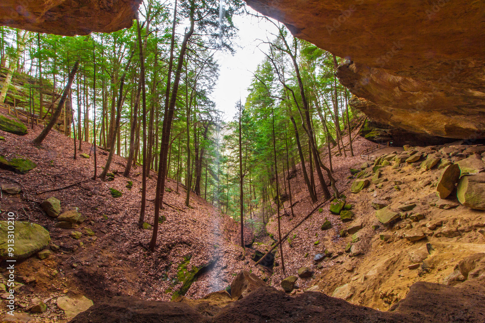 Obraz premium Whispering Cave, Hocking Hills State Park, Ohio