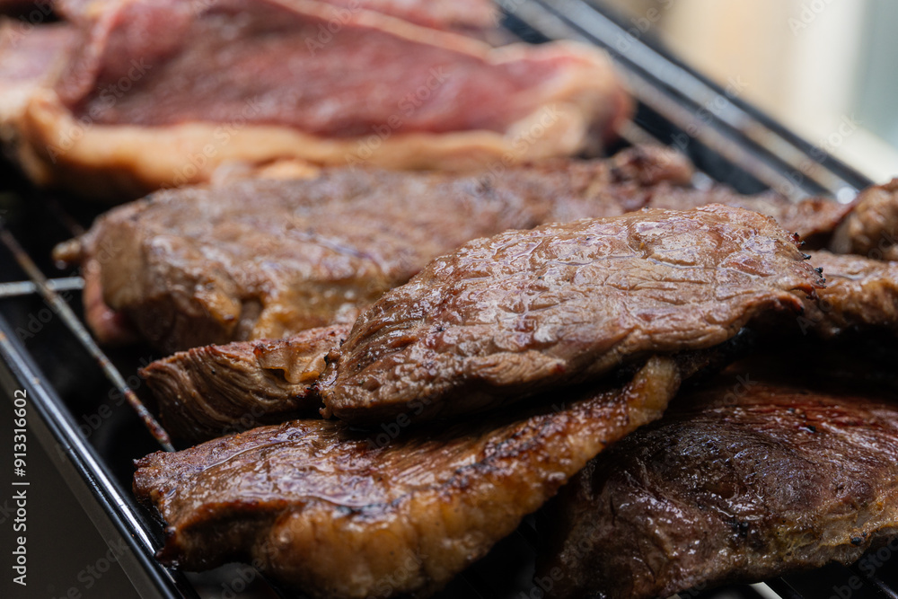 Parrilla de carne asada jugosa y dorada Parrilla de carne asada jugosa y dorada