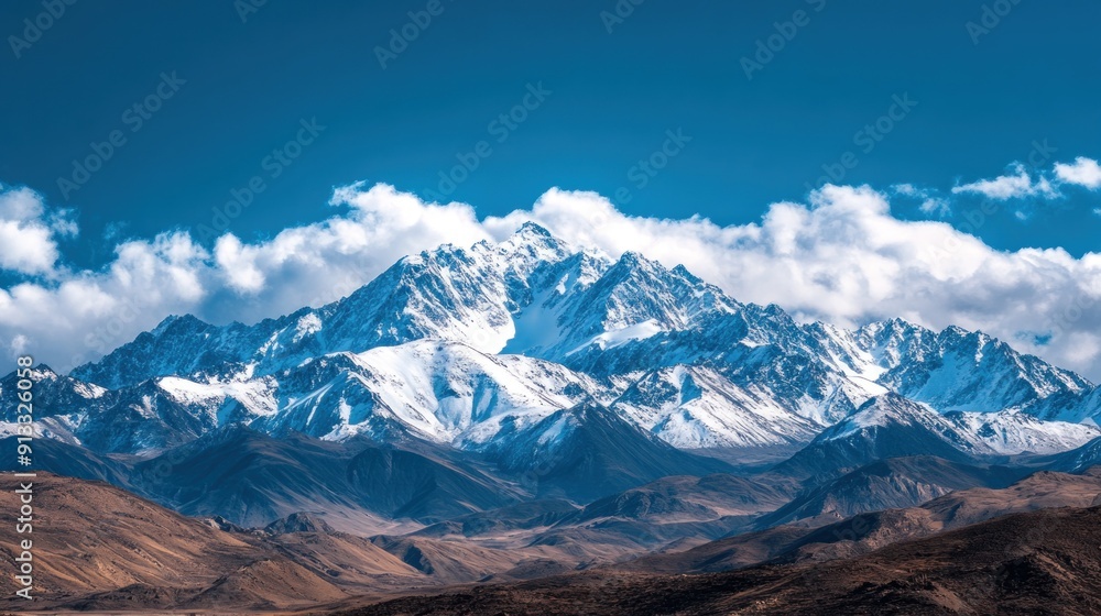 Fototapeta premium Majestic Snowy Mountain Range Under a Clear Blue Sky