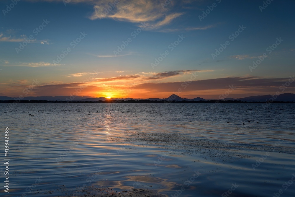 Fototapeta premium 琵琶湖の夜明けの情景