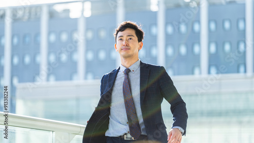 Fotografie オフィス街を歩く日本人男性ビジネスマン