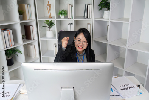 Foto Successful Businesswoman Working on Computer in Modern Office with Bookshelves a