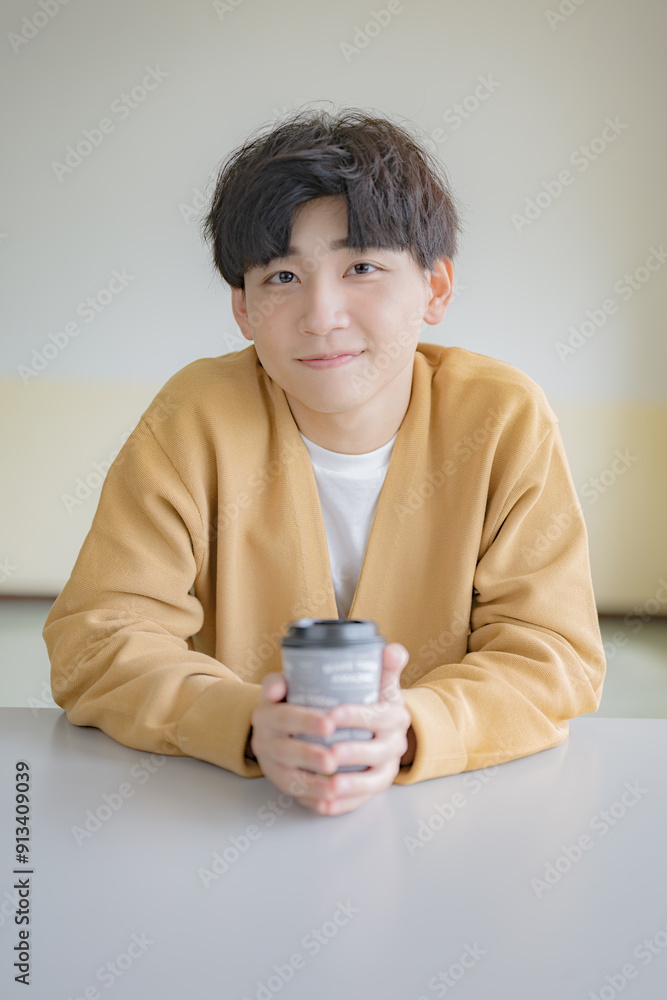 珈琲と上目遣いの私服男性