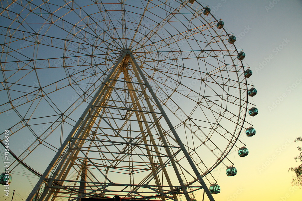 Ferris wheel with blue skies in foz do iguaçu