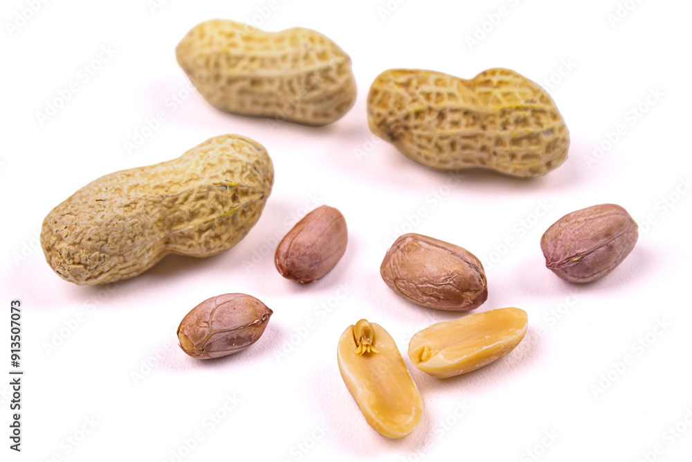Obraz premium peanuts with shell and peeled isolated on white background