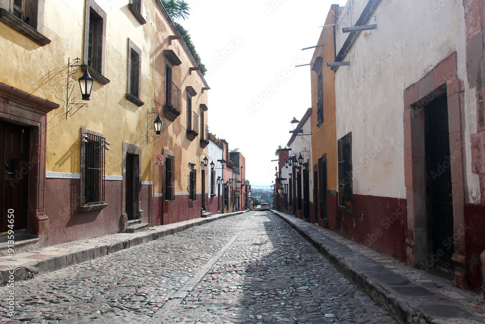 Obraz premium Streets of San Miguel de Allende, Guanajuato, a colonial city in Mexico famous for its architecture, restaurants and cultural festivals