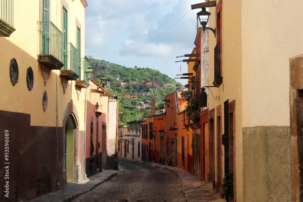 Obraz premium Streets of San Miguel de Allende, Guanajuato, a colonial city in Mexico famous for its architecture, restaurants and cultural festivals