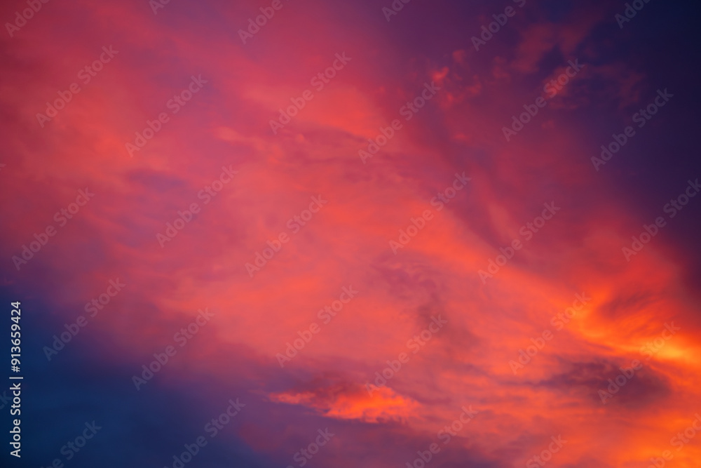 Obraz premium Enjoy a panoramic view of the skyline. The sun rises in the morning sky with colorful clouds. and beautiful cloud patterns In the soft light of the morning 