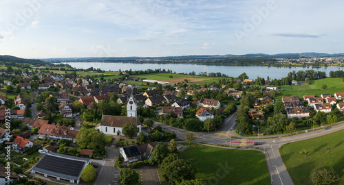 Schweizer Dorf am See - Maur am Greifensee (Vertikales Video) photo