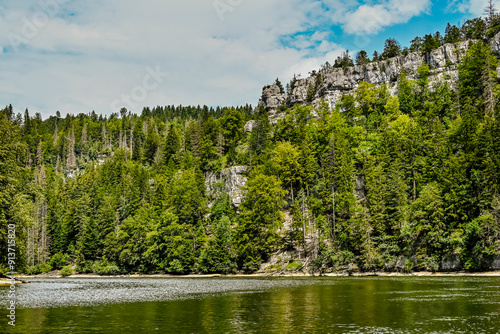 Les Brenets, le lac des Brenets, Felsen, Felswände, Doubs, Fluss, Le Locle, Bootsfahrt, Ausflug, le Saut-du-Doubs, Jura, Juramassiv, Fischer, Sommer, Kanton Neuenburg, Schweiz photo