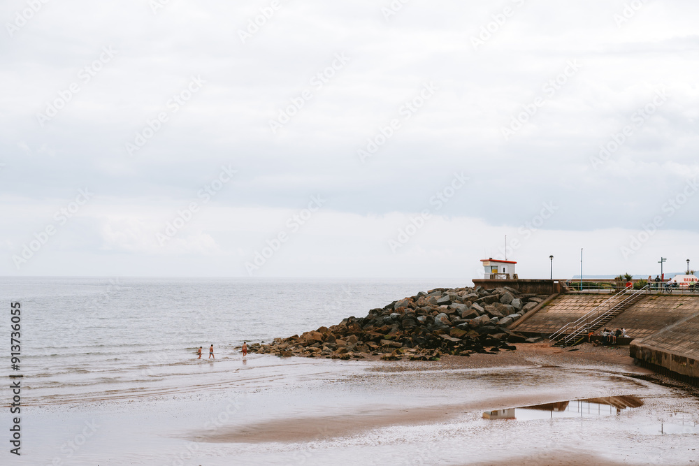 Obraz premium low tide on the beach