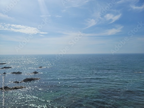 바다 하늘 섬 해안 구름 파란하늘 해안가 모래사장 바위 기암괴석