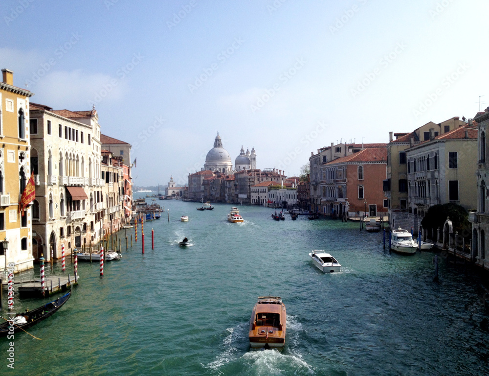 Obraz premium Boats along the Grand Canal on an autumn day in Venice, Italy