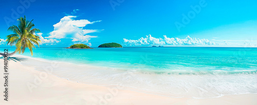 Traumhafter tropischer Strand mit türkisfarbenem Wasser und weißem Sand: Paradiesische Urlaubslandschaft