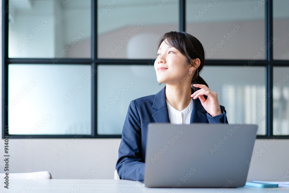 パソコン作業をするビジネスウーマン