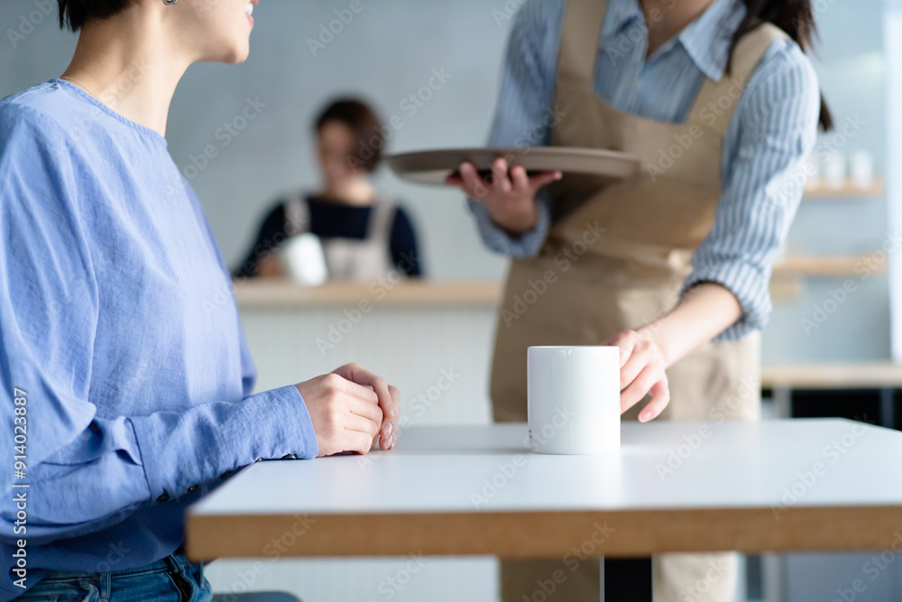 カフェで働く女性 カフェで働く女性