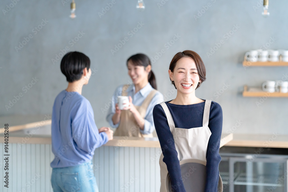 Obraz premium カフェで働く女性