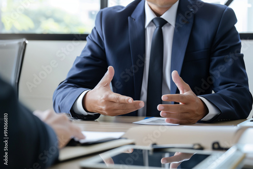 ミーティングをするビジネスマン