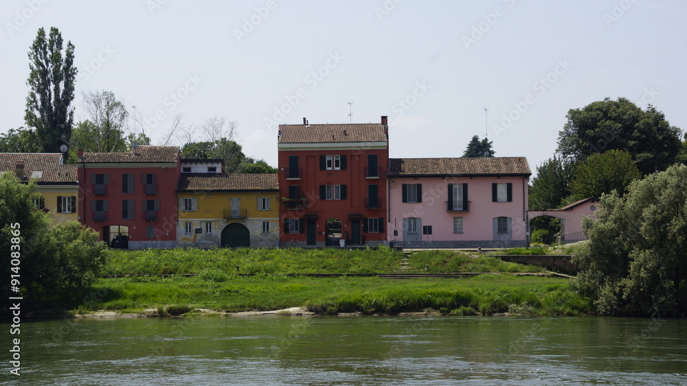 Fluss Ticino mit bunten Wohnhäusern