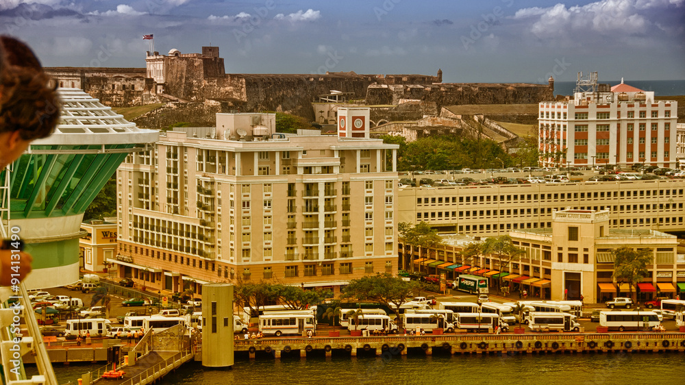 Naklejka premium Miami, Florida. Wonderful coastal colors with skyscrapers and ocean